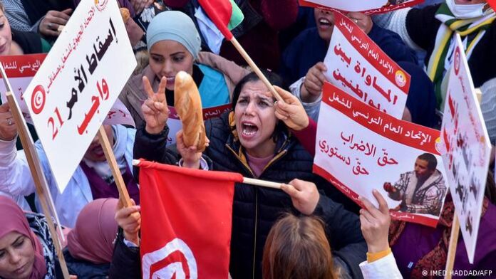 نظم الاتحاد التونسي العام للشغل مظاهرات ضد حملات الاعتقال بحق المعارضين وضد الوضع الاقتصادي الصعب