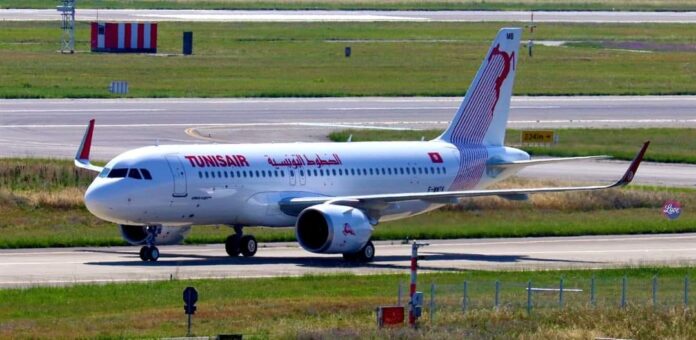 الطائرة الجديدة في مربضها في تولوز الفرنسية تنتظر الاقلاع نحو تونس بعد استكمال جميع الاجراءات الفنية والادارية .