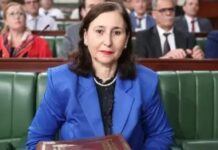 نواب لم يقرأوا دستور البلاد؟.. الحكومة ليست مسؤولة أمام البرلمان رئيسة الحكومة سارة الزعفراني