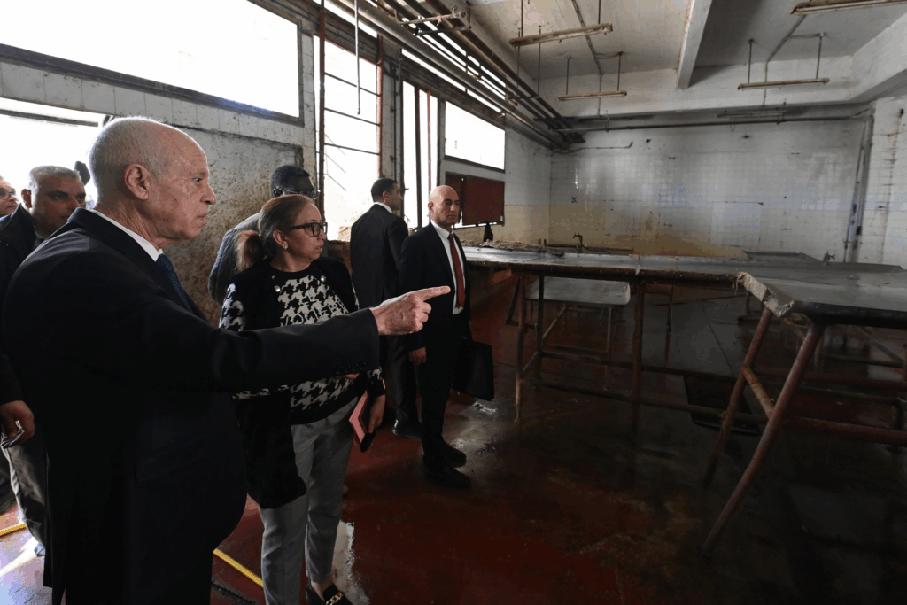 &mdash; رئيس الجمهورية يكشف عن وضع خطير داخل شركة اللحوم: إنهم يروجون ترويج لحوم “جيفة” و "فاسدة "