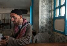 من بروكلين إلى إيبيزا… والدة فيرجي تشامبرز تقود معركة إسقاط « الملاحقة السياسية » ضد ابنها